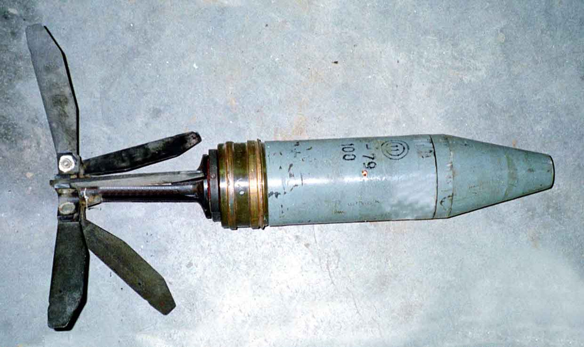 Do vậy vào những năm 1960, họ đã phát triển đạn xuyên giáp dưới cỡ (có đường kính đạn nhỏ hơn lòng nòng pháo) là 3BM8 và 3BK5M, giúp cải thiện đáng kể khả năng xuyên giáp của pháo. Độ xuyên giáp trong cự ly 500 mét đạt đến mức 300mm và 390mm; tương đương với đạn xuyên giáp L52 sabot và M456 sử dụng trên pháo L7.