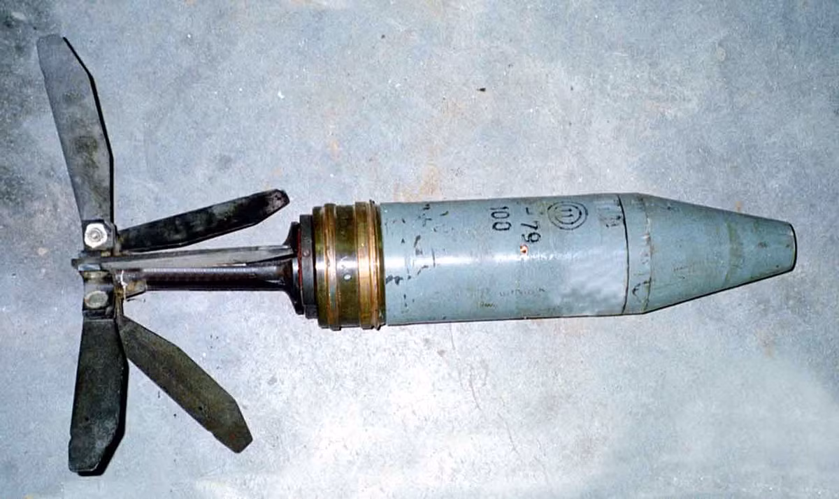 Do vậy vào những năm 1960, họ đã phát triển đạn xuyên giáp dưới cỡ (có đường kính đạn nhỏ hơn lòng nòng pháo) là 3BM8 và 3BK5M, giúp cải thiện đáng kể khả năng xuyên giáp của pháo. Độ xuyên giáp trong cự ly 500 mét đạt đến mức 300mm và 390mm; tương đương với đạn xuyên giáp L52 sabot và M456 sử dụng trên pháo L7.