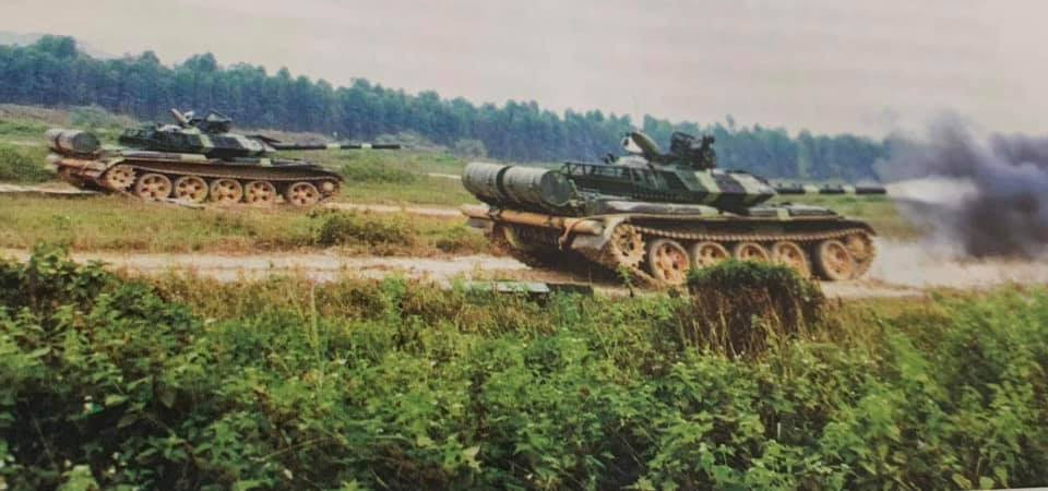 Đầu tiên vào năm 1955, bộ ổn định dọc nòng pháo STP-1 được bố trí trên pháo, được đặt tên là D-10TG và được trang bị trên xe tăng T-54A. Sau đó bộ ổn định dọc STP-1 được cải tiến thành STP-2, với tính năng ổn định nòng pháo trên hai chiều (ngang, dọc) có tên D-10T2S và được trang bị trên xe tăng T-54B và T-55.