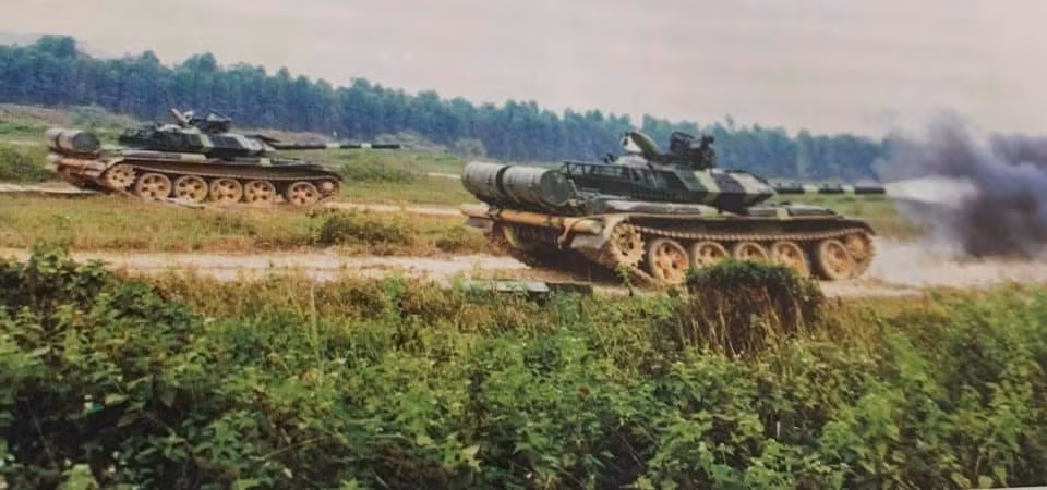 Đầu tiên vào năm 1955, bộ ổn định dọc nòng pháo STP-1 được bố trí trên pháo, được đặt tên là D-10TG và được trang bị trên xe tăng T-54A. Sau đó bộ ổn định dọc STP-1 được cải tiến thành STP-2, với tính năng ổn định nòng pháo trên hai chiều (ngang, dọc) có tên D-10T2S và được trang bị trên xe tăng T-54B và T-55.