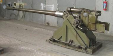 Sau Thế chiến thứ hai, Liên Xô đã rút kinh nghiệm tác chiến xe tăng trong Thế chiến hai và hình thành ý tưởng cơ bản về việc trang bị pháo 100mm cho xe tăng hạng trung. Liên Xô tiếp tục lựa chọn các mẫu pháo xe tăng 100 mm khác, cố gắng tìm ra mẫu phù hợp nhất.