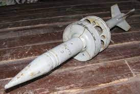 Vào những năm 1970, các nhà phát triển vũ khí Liên Xô nhận ra rằng, đạn xuyên giáp thoát vỏ ổn định bằng cánh đuôi (APFSDS) sẽ trở thành loại đạn chống tăng chủ đạo trong tương lai và đã nghiên cứu đạn APFSDS cho pháo D-10T, từ 3BM19, 3BM20 cho đến sự phát triển của 3BM25 vào năm 1978.