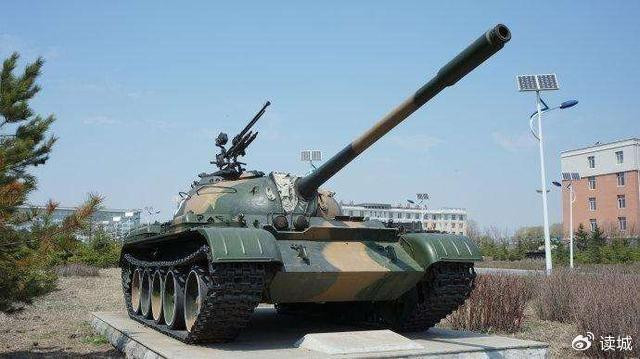 Pháo D-10T của tăng T-54 đã vượt qua pháo tăng 90mm M3A1 được trang bị trên xe tăng M46 của Mỹ và pháo 75mm được trang bị trên xe tăng Centurion MK3 của Anh khi đó. Pháo D-10T chỉ mất vài trò “quán quân”, khi công ty Royal Arsenal của Anh phát triển pháo tăng 105mm L7.