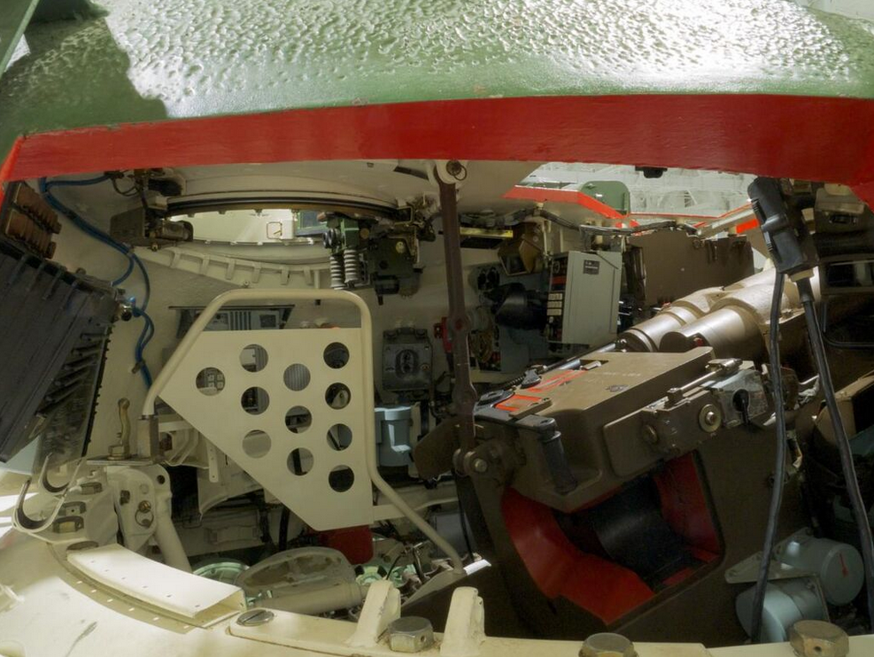 Đầu tiên các kỹ sư Liên Xô cải tiến thiết kế của pháo, do D-10T được cải tiến từ pháo hải quân, nên hệ thống điều khiển hỏa lực của nó có một khoảng cách nhất định so với pháo tăng được phát triển chuyên dùng, nên Liên Xô đã thực hiện một loạt cải tiến về mặt này.