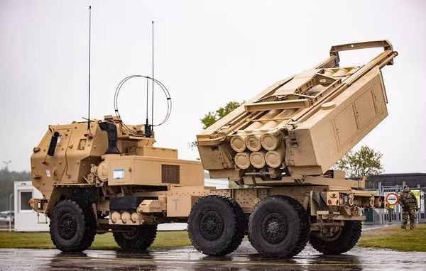 Hiện trong số 3.000 tên lửa cho hệ thống HIMARS viện trợ cho Quân đội Ukraine, nhưng một phần tên lửa đã được sử dụng và một phần bị quân đội Nga phá hủy. Theo ước tính, hiện nay Ukraine chỉ còn khoảng 2.000 tên lửa HIMARS trong kho.