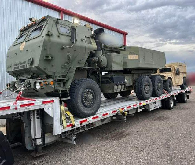 Đồng thời, các chuyên gia tin rằng, Ukraine và Ba Lan đã thiết lập được một trạm kiểm soát, mà qua đó những vũ khí này được bí mật chuyển đến lãnh thổ của Ukraine. Trong các bức ảnh do các mạng xã hội Ukraine cung cấp, người ta có thể thấy quá trình chuyển giao một số xe phóng M142 Himars tới lãnh thổ Ukraine. 