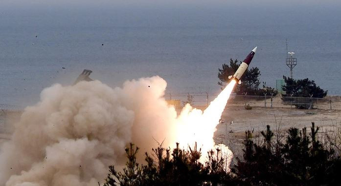 Trước cuộc gặp giữa bộ trưởng quốc phòng Mỹ và Ukraine, quan chức Mỹ tiết lộ rằng, nhiều mục tiêu có giá trị cao trên lãnh thổ Nga được các quan chức Ukraine xác định nằm ngoài tầm bắn của tên lửa ATACMS. Bởi vì Quân đội Nga đã sơ tán các tài sản quan trọng của mình ra khỏi tầm bắn của tên lửa ATACMS, nhất là số máy bay có khả năng thả bom lượn. 