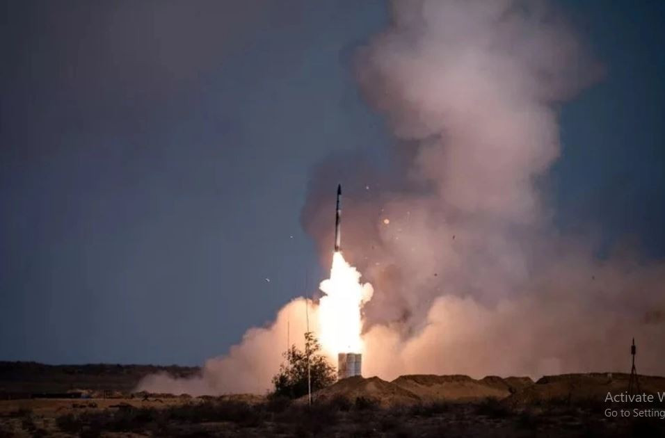 Còn phía Nga thì cho rằng, chiếc F-16 bị tên lửa phòng không của họ bắn rơi. Cũng dễ hiểu rằng, việc Nga tuyên bố bắn hạ tiêm kích F-16 tất nhiên sẽ nâng cao tinh thần của quân và dân lên rất nhiều; và việc Ukraine phủ nhận việc bị bắn hạ, cũng đã tính đến điều này.