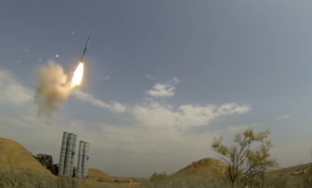 Phía Nga không cho rằng chiếc F-16 bị rơi do lỗi của phi công mà bị tên lửa phòng không S-400 bắn hạ. Trung đoàn tên lửa phòng không S-400 ở Crimea đã cung cấp dữ liệu chi tiết và nhiều nhân chứng chứng kiến vụ bắn rơi máy bay chiến đấu F-16. Tuy nhiên chưa có sự kiểm chứng độc lập.