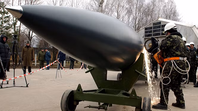 Ukraine không sẵn sàng từ bỏ vũ khí hạt nhân, nếu không có văn bản nào đảm bảo về an ninh; và Kiev muốn số vũ khí hạt nhân của họ, có thể được đổi lấy nhiều viện trợ kinh tế hơn.