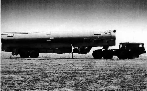 Trong thời gian đầu, chính phủ Ukraine đã thực hiện một số công việc từ bỏ hạt nhân và chuyển toàn bộ vũ khí hạt nhân chiến thuật cho Nga. Tuy nhiên, Quốc hội và quân đội Ukraine dần nhận ra giá trị của vũ khí hạt nhân và từ chối loại bỏ các đầu đạn hạt nhân chiến lược.