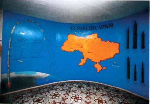 Sau khi Liên Xô tan rã năm 1991, Ukraine cũng thừa hưởng một phần sức mạnh hạt nhân của Liên Xô, với 1.272 đầu đạn hạt nhân tên lửa chiến lược; trực tiếp xếp thứ ba trong câu lạc bộ hạt nhân, cùng hơn 2.000 vũ khí hạt nhân chiến thuật.