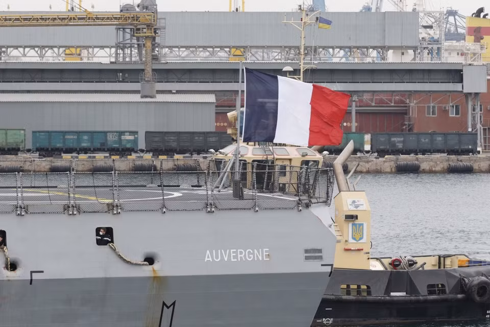 Tuy nhiên sự xuất hiện của khinh hạm Auvergne của Hải quân Pháp gần biên giới Nga, đồng thời với việc phương Tây từ chối tiến hành đối thoại với Nga về việc giảm leo thang tình hình trong khu vực. Điều này có thể cho thấy ý định leo thang của phương Tây. Nguồn ảnh: Pinterest. 