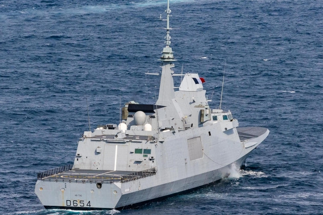 Trong khi đó trên khu vực Biển Đen, giáp lãnh hải của Nga (nhất là khu vực bán đảo Crimea), đã là ngày thứ ba, một tàu chiến lớp Auvergne của Hải quân Pháp vẫn tiếp tục gần lãnh hải Nga với một nhiệm vụ “không xác định”.