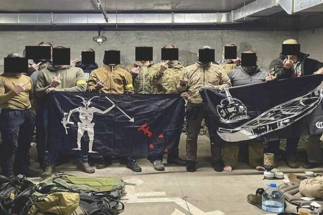 Nhưng cũng có ý kiến cho rằng, đối tượng giải cứu không phải là cố vấn NATO, mà là Ban chỉ huy của Tiểu đoàn Azov. Mariupol là căn cứ của Tiểu đoàn Azov trước chiến tranh, có rất nhiều đơn vị được triển khai ở đây, và hiển nhiên là một vài nhân vật quan trọng chắc chắn ở đây.