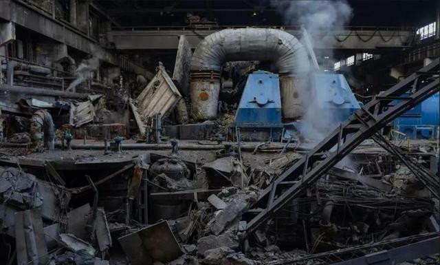 Nói về tên lửa Oreshnik, Tổng thống Putin lưu ý rằng, khi tấn công nhà máy Yuzhmash, tên lửa đã sử dụng đầu đạn có khả năng hủy diệt mạnh mẽ. Đầu đạn của tên lửa Oreshnik giống như mảnh thiên thạch va vào trái đất; sức công phá có thể so sánh với tên lửa hạt nhân và sẽ không bị ô nhiễm môi trường. (Nguồn ảnh: Topwar, Ukrinform, TASS, CNN).