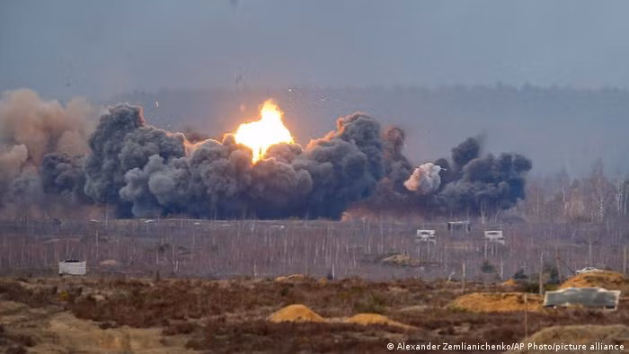 Như các phương tiện truyền thông Ukraine đưa tin, Không quân Nga đã phóng 30 tên lửa có dẫn đường chính xác (thông tin lúc đầu là 8 tên lửa) vào khu vực này, làm chết và bị thương nhiều người, cũng như phá hủy cơ sở hạ tầng ở đây.