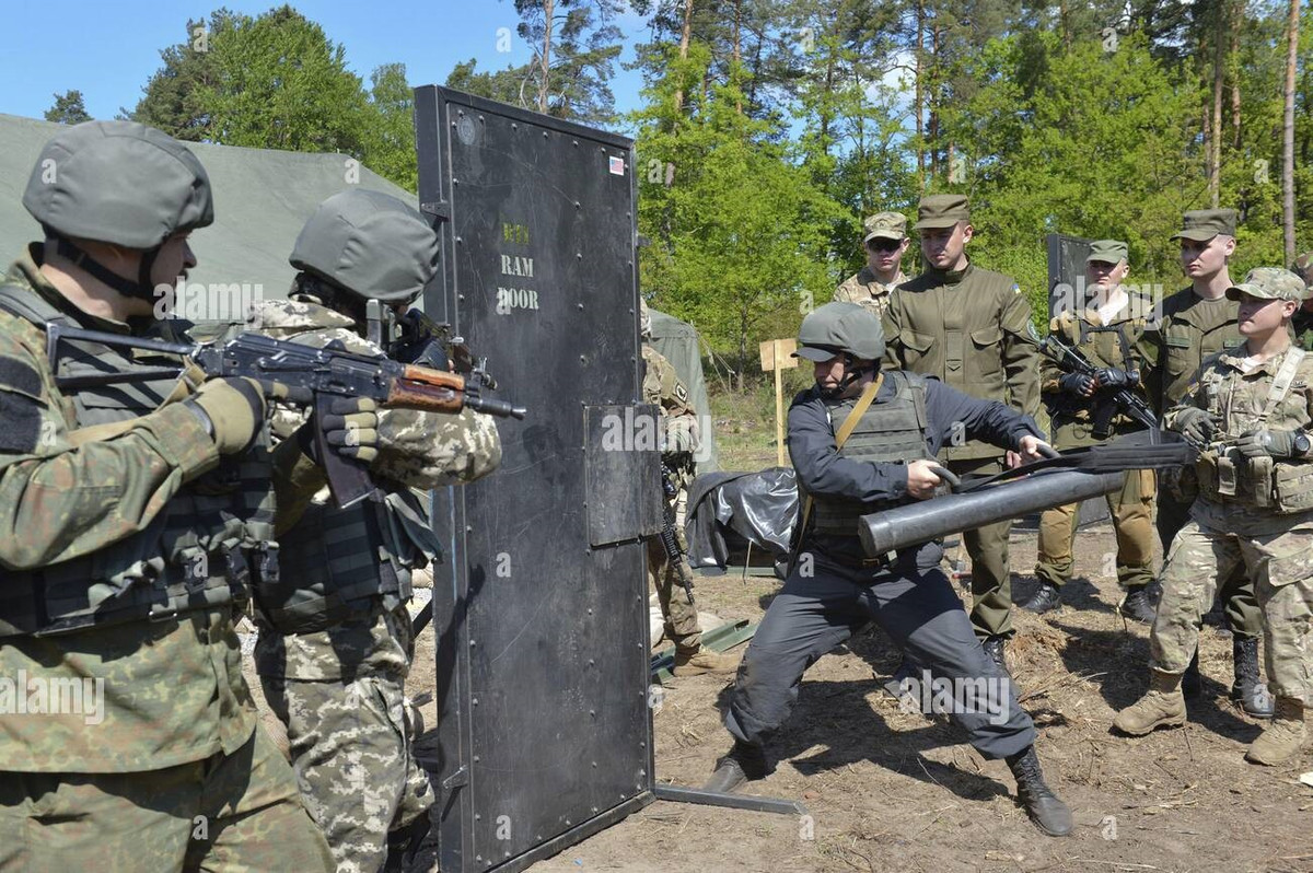 Theo nhà báo Peterson phản ánh, các “chí nguyện quân” phàn nàn về việc hết lương thực và nước uống, thiếu vũ khí đạn dược, và quan trọng nhất là thiếu các “tiện nghi” của nền văn minh phương Tây. 