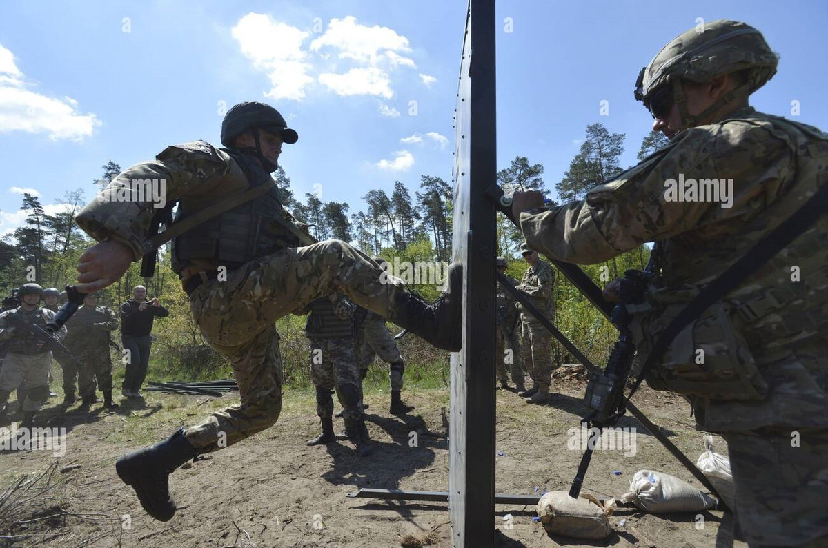 Nhà báo Nolan Peterson hôm 13/3 đưa tin trên trang Twitter, Lực lượng Hàng không Vũ trụ Nga, đã tiến hành một cuộc tấn công "khủng", nhằm vào Bãi tập Yavoriv, nơi được cho là địa điểm tập kết và huấn luyện bổ sung cho “lính tình nguyện” nước ngoài đến Ukraine chiến đấu.