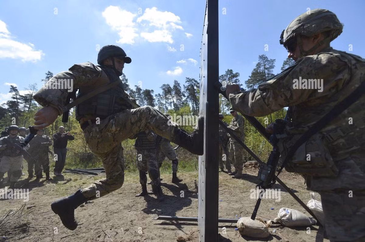 Nhà báo Nolan Peterson hôm 13/3 đưa tin trên trang Twitter, Lực lượng Hàng không Vũ trụ Nga, đã tiến hành một cuộc tấn công "khủng", nhằm vào Bãi tập Yavoriv, nơi được cho là địa điểm tập kết và huấn luyện bổ sung cho “lính tình nguyện” nước ngoài đến Ukraine chiến đấu.