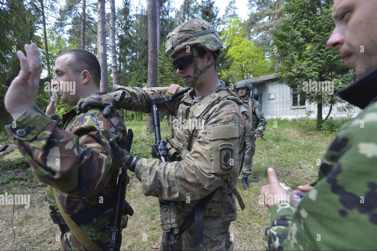Lầu Năm Góc đã bác bỏ tuyên bố này, nhấn mạnh rằng tất cả lực lượng quân đội Mỹ tham gia huấn luyện cho Quân đội Ukraine trước đó, đã rời khỏi lãnh thổ Ukraine từ lâu. Có thể chính quyền Kiev đã đưa những người “lính tình nguyện” bình thường để làm chuyên gia huấn luyện.