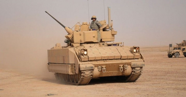 Còn xe chiến đấu bộ binh Bradley của Mỹ đã tạo nên “kỳ tích hiếm có” trên chiến trường. Trong chiến dịch "Hướng Đông 73" của Chiến tranh vùng Vịnh năm 1991, 2 trung đội xe Bradley của quân đội Mỹ, bị 13 xe tăng T-72 của Iraq bao vây, không những chống trả được vòng vây của quân Iraq, mà còn tiêu diệt được 5 xe tăng trong số đó.