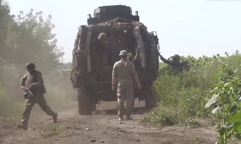 Hiện nay, khi quân đội Nga mở cuộc phản công quy mô lớn ở Kupyansk trên khu vực mặt trận phía bắc, thì quân đội Ukraine gần như giữ nguyên chiến thuật cũ, nhưng các phương tiện bọc thép đã bị tiêu hao gần hết. Còn ở phía nam, trên “cửa tử” Rabotino, hơn hai tháng nay, hơn 10 lữ đoàn của Ukraine, chưa thể tiếp cận được tuyến phòng ngự chính của quân Nga.