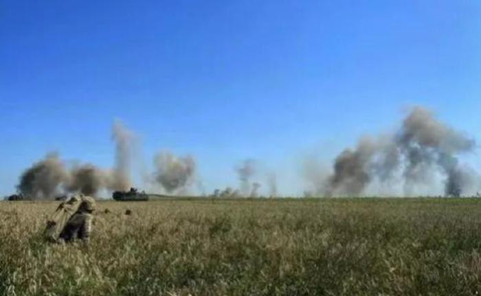 Trong bối cảnh như vậy, đương nhiên quân đội Nga có thể tùy ý triển khai kế hoạch chiến đấu của họ. Tuy nhiên Quân đội Nga lại thiếu nghiêm trọng vũ khí dẫn đường chính xác, nên hiệu quả chiến đấu không cao. Mặc dù họ đã chế áp hiệu quả hệ thống thông tin liên lạc của quân đội Ukraine trên chiến trường và thiết lập hoàn chỉnh hệ thống tác chiến chống tăng.