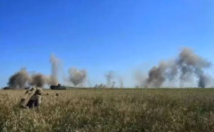 Trong bối cảnh như vậy, đương nhiên quân đội Nga có thể tùy ý triển khai kế hoạch chiến đấu của họ. Tuy nhiên Quân đội Nga lại thiếu nghiêm trọng vũ khí dẫn đường chính xác, nên hiệu quả chiến đấu không cao. Mặc dù họ đã chế áp hiệu quả hệ thống thông tin liên lạc của quân đội Ukraine trên chiến trường và thiết lập hoàn chỉnh hệ thống tác chiến chống tăng.