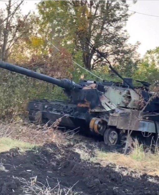 Mặt khác, quân đội Ukraine không có vệ tinh, máy bay trinh sát điện tử và các thiết bị khác; đồng thời hệ thống UAV bị quân đội Nga chế áp điện tử mạnh, nên không thể giám sát chiến trường theo thời gian thực. Ngoài ra, quân đội Ukraine thiếu sức mạnh không quân, nên khó có thể yểm trợ hiệu quả cho quân tấn công. 