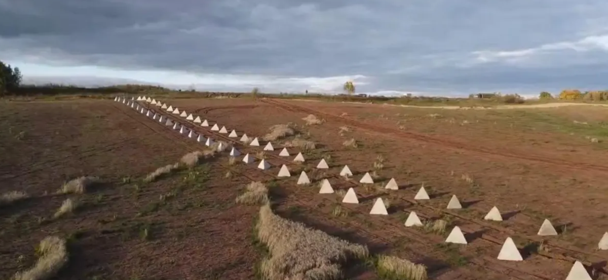 Theo tình hình hiện tại trên chiến trường Nga-Ukraine, quân đội Nga trước tiên sử dụng mìn truyền thống, hào chống tăng và chướng ngại vật như các khối bê tông “răng rồng” làm vật cản làm chậm bước tiến của quân đội Ukraine. Ngoài ra, pháo binh, UAV và các máy bay chiến đấu khác cũng thực hiện các nhiệm vụ chống tăng và tiêu diệt bộ binh đi kèm.