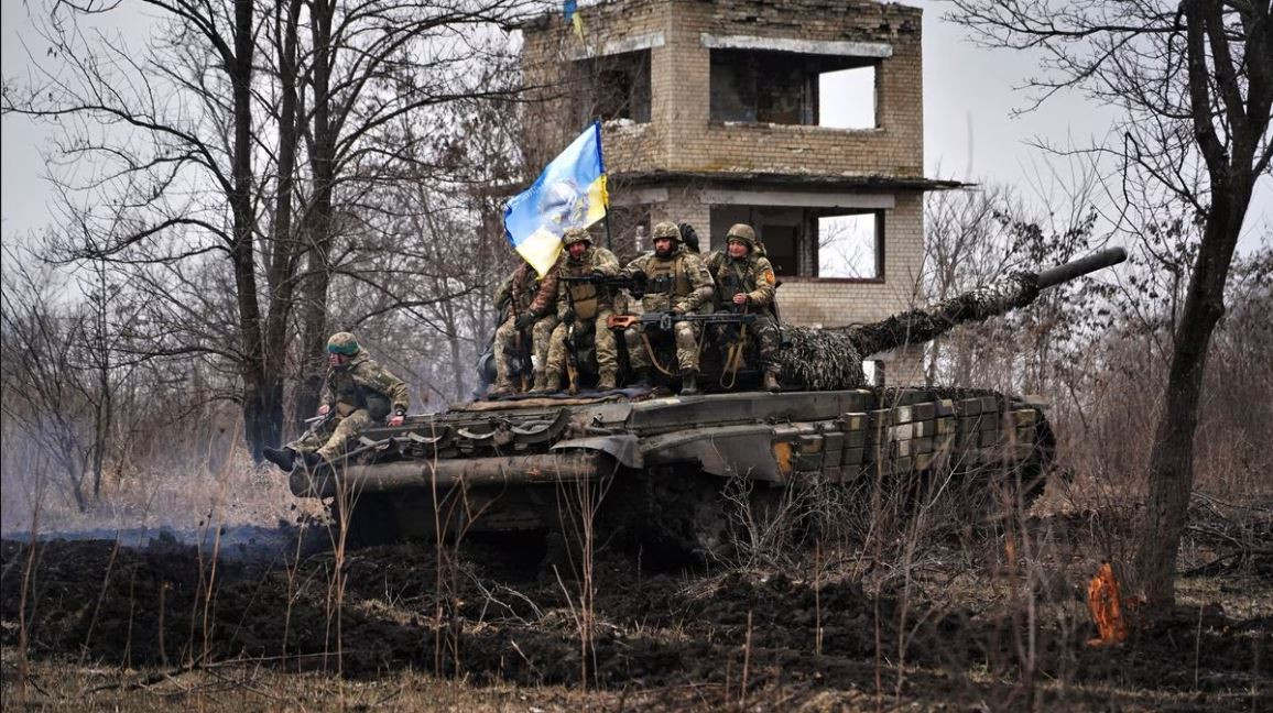 Hơn nữa, do khả năng liên lạc chiến trường bị tê liệt, nên xe tăng và xe chiến đấu bộ binh trong quân đội Ukraine lúc này không còn tính hiệp đồng, chỉ huy chiến đấu và do khả năng liên lạc chiến trường suy yếu, nên rơi vào tình trạng "chiến đấu cá nhân tự phát", “mạnh ai nấy đánh”… 