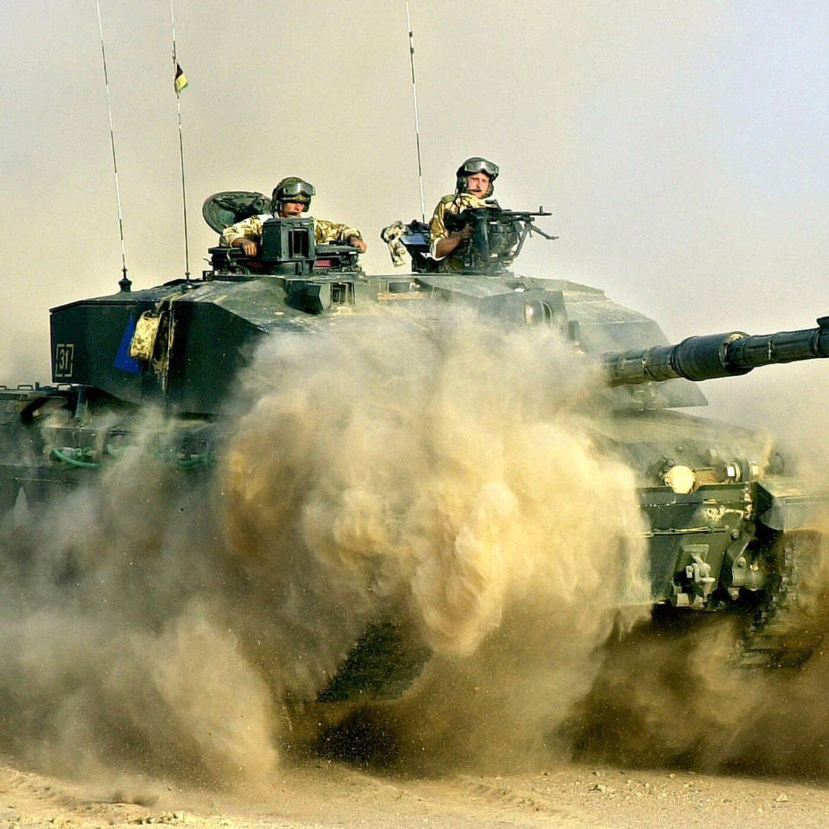 Challenger-2 được trang bị hệ thống treo khí nén, có thể điều chỉnh độ cao của hành trình và tự cân bằng trên địa hình gồ ghề. Xe cũng được trang bị hệ thống lái cho phép nó cơ động trong điều kiện đường hẹp. Tuy nhiên, cho đến nay, Challenger 2 chỉ được sử dụng ở chiến trường Iraq và Afghanistan, nơi địa hình sa mạc cát và đồi núi. 