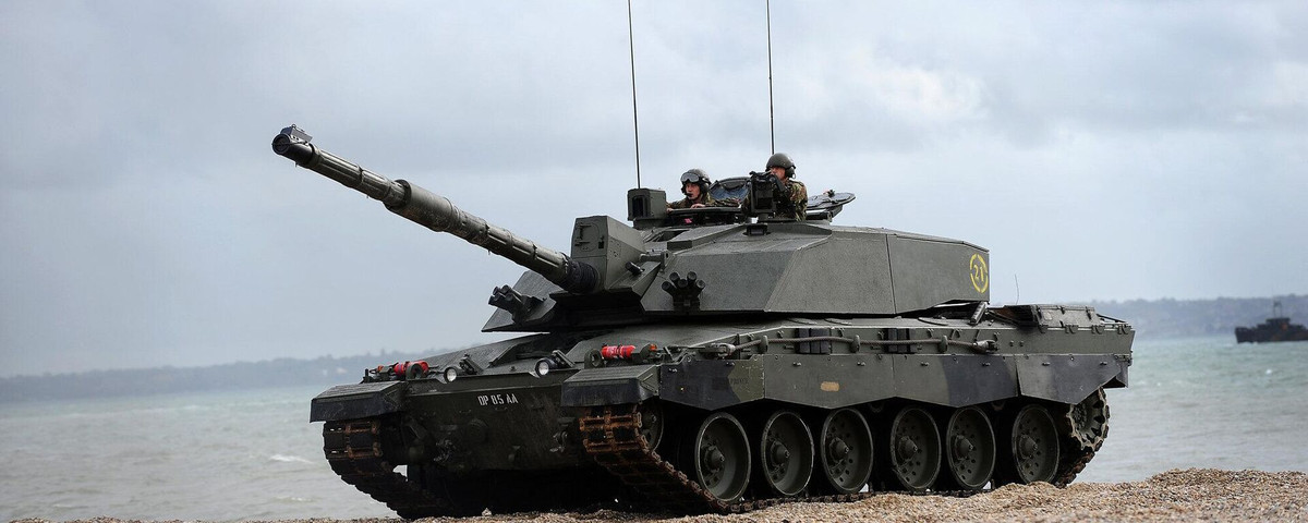 Lớp giáp của Challenger-2 được tăng cường thêm sức mạnh nhờ thiết kế nghiêng, giúp giảm hiệu suất xuyên của đạn chống tăng. Tháp pháo của xe tăng cũng được bọc thép dày, với một lớp giáp composite và bổ sung giáp gốm và giáp ERA. Chính người Anh cũng tự nhận, giáp tăng của họ là một trong những loại giáp tiên tiến nhất trên thế giới. 