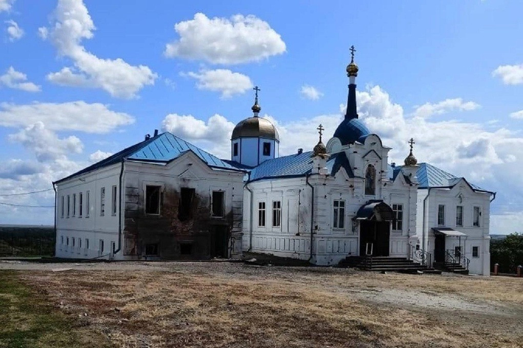 Những thông tin về chiến dịch tái chiếm Tu viện St. Nicholas Belogorsky ở làng Gornal thuộc vùng Kursk đang được tiết lộ. Hiện quân đội Nga đã kiểm soát tu viện này cách đây vài ngày, và đang diễn ra các trận đánh vào làng Gornal, nơi vẫn là ngôi làng duy nhất ở vùng Kursk, hiện vẫn cho quân đội Ukraine (AFU) kiểm soát.