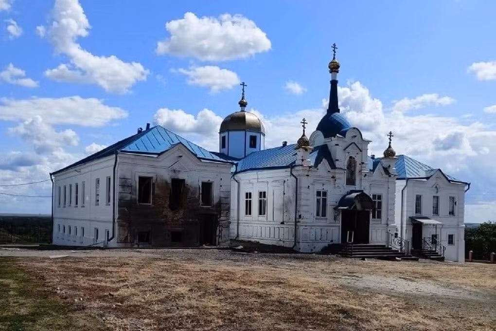 Những thông tin về chiến dịch tái chiếm Tu viện St. Nicholas Belogorsky ở làng Gornal thuộc vùng Kursk đang được tiết lộ. Hiện quân đội Nga đã kiểm soát tu viện này cách đây vài ngày, và đang diễn ra các trận đánh vào làng Gornal, nơi vẫn là ngôi làng duy nhất ở vùng Kursk, hiện vẫn cho quân đội Ukraine (AFU) kiểm soát.