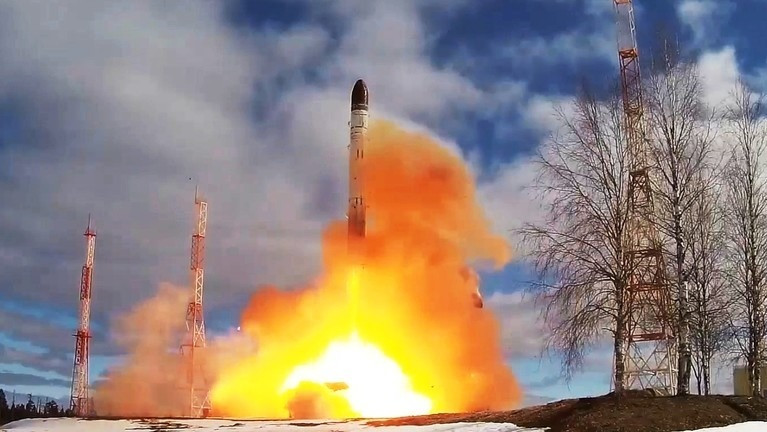 Rõ ràng, khi cuộc chiến Nga-Ukraine đang đến thời điểm quan trọng và việc Mỹ quyết tâm rút khỏi cuộc chiến, thì Moscow đang nhắc nhở châu Âu: Ai là người cứng đầu đến mức sẵn sàng chịu đựng quả bom này từ Nga? (nguồn ảnh Military Review, TASS, Kyiv Independent).