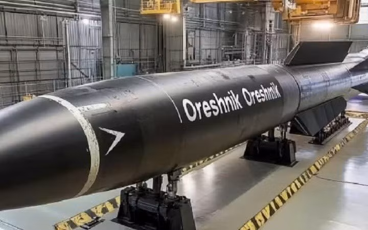 Còn trang Military Review của Nga cho biết, có thể cuộc diễu binh trên Quảng trường Đỏ vào ngày 9/5 tới đây, có thể tên lửa siêu vượt thanh Oreshnik, một vũ khí chiến lược không thể đánh chặn, đã được sử dụng trên chiến trường Ukraine, sẽ xuất hiện trong cuộc duyệt binh.