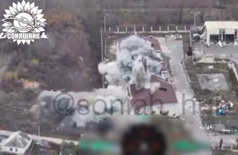 Kết quả là quân Ukraine phải xây dựng lại hệ thống phòng thủ ở hướng bờ sông, và lợi thế này được quân Nga tận dụng theo hướng này. Lực lượng không quân chiến thuật của Nga đã tăng cường ném bom các ụ súng, lô cốt, trận địa súng cối của AFU; để tạo điều kiện cho cuộc đổ bộ thành công.