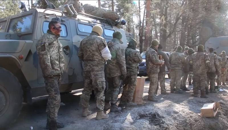 Hiện số lượng binh lính bên phía Ukraine tự nguyện hạ vũ khí và bị bắt làm tù binh đang có xu hướng tăng cao. Gần Kiev, các sĩ quan cấp cao của Quân đội Ukraine đầu hàng liên tục; trong khi ở mặt trận Donbass, nhiều sĩ quan bỏ đơn vị, bỏ vị trí chiến đấu khi chưa được phép.