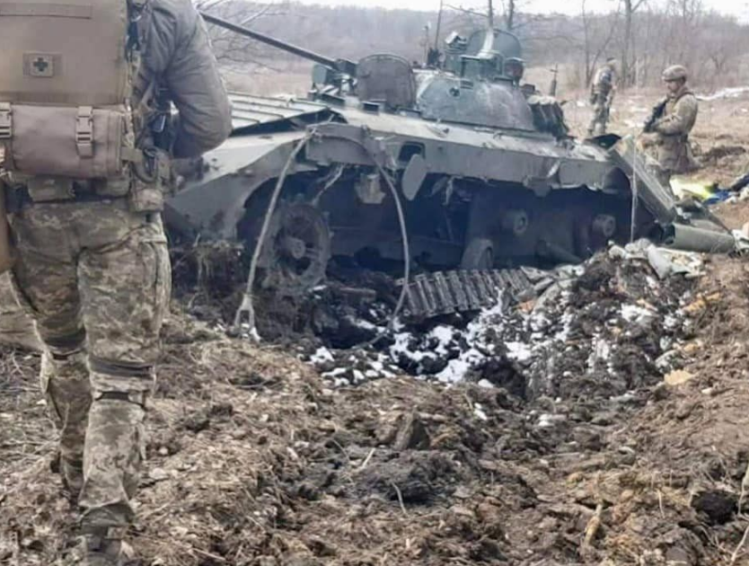 Điều duy nhất hiện tại có lợi cho quân đội Ukraine là lượng lớn bãi mìn do Ukraine bố trí trước đây đã phát huy tác dụng, để tránh tổn hại cho bộ binh và thiết giáp, quân đội Nga chỉ có thể vừa rà phá mìn vừa tấn công. Bằng cách này, tốc độ tấn công tổng thể chậm hơn đáng kể.