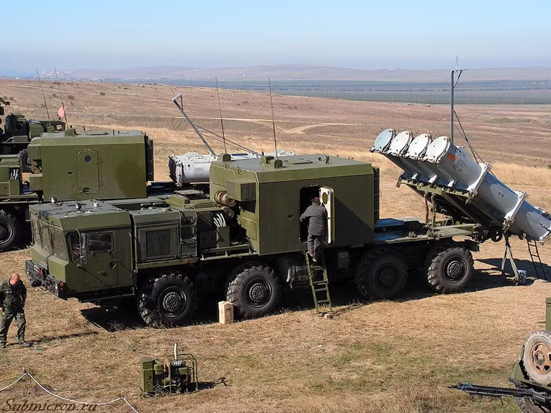 Trong bối cảnh các mối đe dọa của Hải quân Ukraine khi muốn đột phá từ Biển Đen đến Biển Azov qua eo biển Kerch, Quân đội Nga đã điều thêm một tiểu đoàn tên lửa phòng thủ bờ Bal tới bán đảo Crimea, nhằm tăng cường an ninh cho lãnh hải và biên giới của Nga.