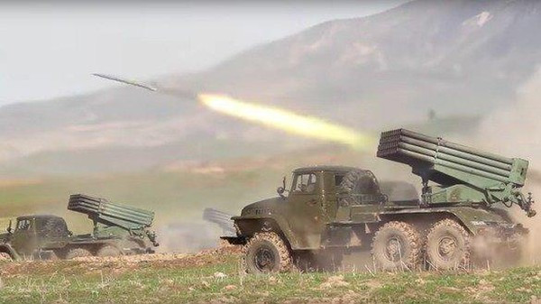 BM-21 còn gọi là xe chiến đấu; đây là một loại pháo phản lực do Liên Xô thiết kế chế tạo. Loại pháo này bao gồm một xe tải hạng nặng, được trang bị một dàn phóng đạn phản lực gồm 40 nòng cỡ 122 mm. BM-21 còn có biệt danh là Grad (Mưa đá).