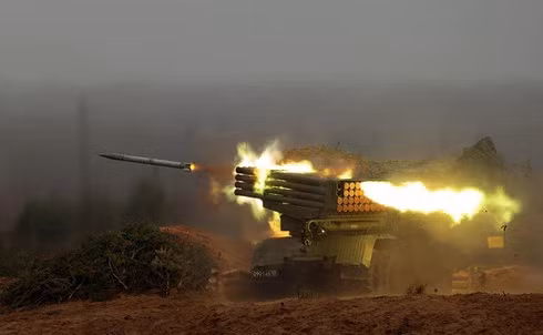 Trong đoạn video được chiếu, người xem có thể thấy, pháo phản lực phóng loạt BM-21 của dân quân đã phóng ít nhất 16 quả đạn; với hỏa lực như vậy, có thể bao phủ một khu vực tương đối rộng, với mức sát thương tương đối lớn.