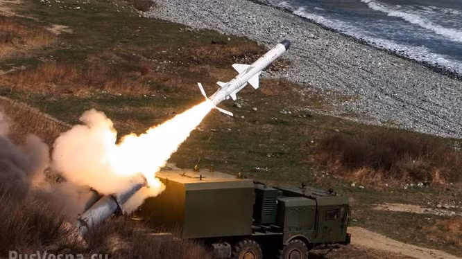 Nên nhớ tổ hợp tên lửa phòng thủ bờ biển Bal được Nga thiết kế để kiểm soát các vùng biển chủ quyền và eo biển, bảo vệ các căn cứ hải quân, các mục tiêu và hạ tầng trên bờ, bảo vệ bờ biển (trải dài đến 400km), trên những hướng đối phương có thể đổ bộ.