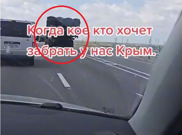 Trên đoạn video được phổ biến trên mạng xã hội, do một người đi đương quay được, người xem có thể thấy những bệ phóng tên lửa chống hạm Bal của Quân đội Nga đang di chuyển đến bán đảo Crimea.