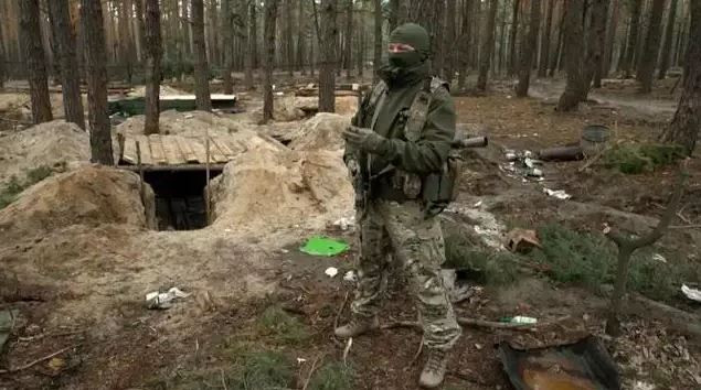 Trong cuộc giằng co giữa Nga và Ukraine suốt 2 năm qua, cả hai bên đều thể hiện thái độ cứng rắn. Nhưng hiện nay, với máy bay không người lái bay khắp bầu trời và các vệ tinh trinh sát theo dõi mọi ngóc ngách vào bất kỳ lúc nào, rất khó để gây ra bất ngờ trong một cuộc tấn công. 