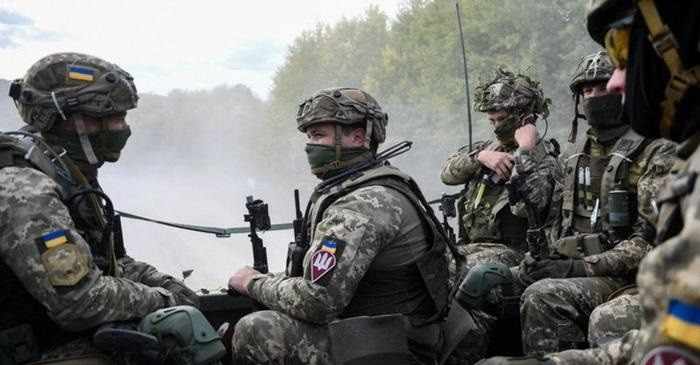 Một số người ủng hộ việc Ukraine xâm chiếm Kursk cho rằng, chiến dịch đột phá vào lãnh thổ Nga của Ukraine là một sự thay đổi chiến lược "thành công". Lý do là cuộc phản công của Ukraine vào năm 2023 đã thất bại, vì vậy họ hy vọng sử dụng các phương pháp trên, để giảm bớt áp lực lên lực lượng đồn trú ở khu vực Donbass, cải thiện vị thế đàm phán của Ukraine, vạch trần những điểm yếu chiến lược của Nga và thay đổi cục diện chiến tranh…