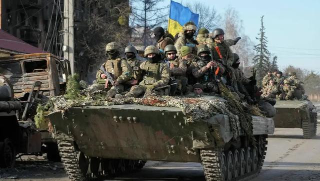 Trong cuộc tấn công vào Kursk, Quân đội Ukraine phải chiến đấu trong địa hình xa lạ, khiến nhiệm vụ của họ vô cùng khó khăn. Hầu hết binh lính tiến vào lãnh thổ Nga đều được điều động từ những khu vực họ đã đóng quân hơn hai năm. Điều này đã để lại một lỗ hổng rất lớn trong tuyến phòng thủ mà Ukraine đã xây dựng trên lãnh thổ của mình từ lâu.