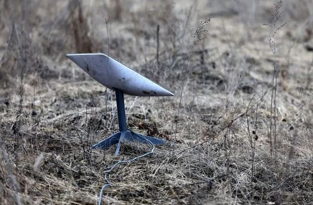 Ukraine đã dựa vào mạng Internet Starlink khi GPS và tín hiệu liên lạc bị gián đoạn, nhưng dịch vụ này hoàn toàn không hoạt động ở một số khu vực ở khu vực Kursk, gây khó khăn cho việc chỉ huy, kiểm soát và liên lạc của Quân đội Ukraine.